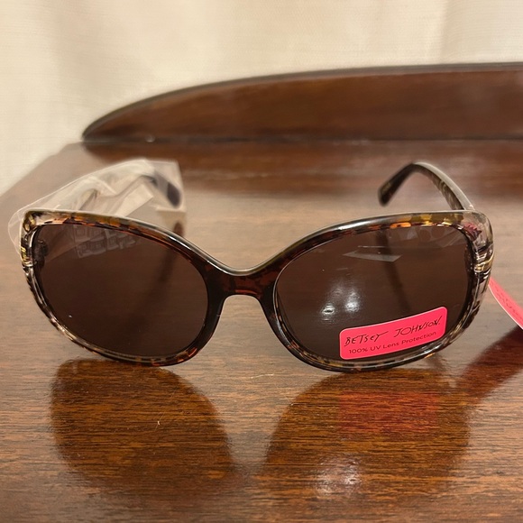 Betsey Johnson Accessories - Betsey Johnson Black & Clear Leopard Patterned Sunglasses NWT